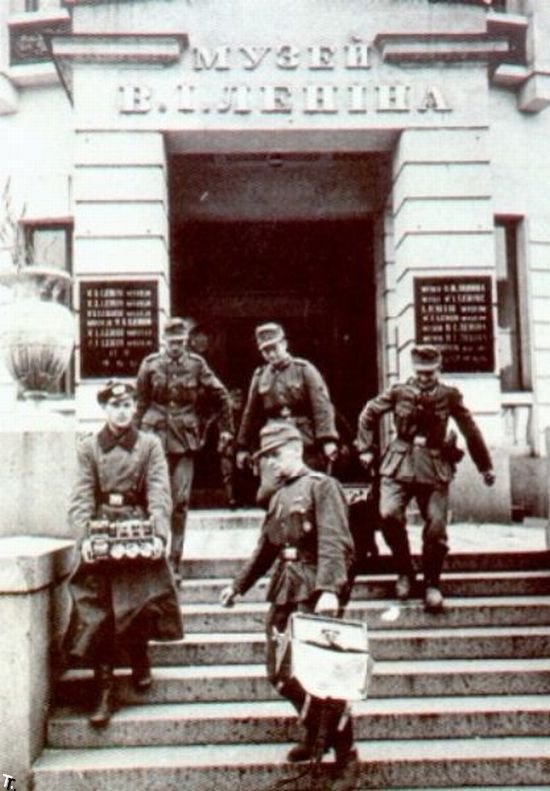 Разминирование музея В. Ленина немецкими саперами, осень 1941 года